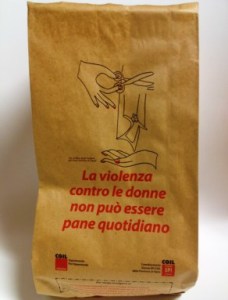 A-Siena-la-busta-del-pane-contro-la-violenza-sulle-donne